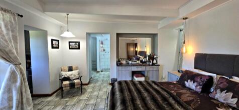 Main Bedroom with En-Suite Bathroom