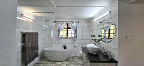 Main En-Suite Bathroom