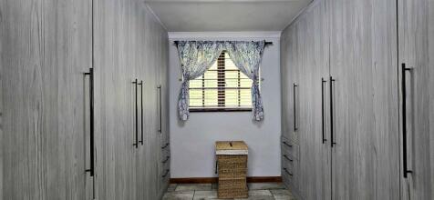 Main Bedroom - Cupboards