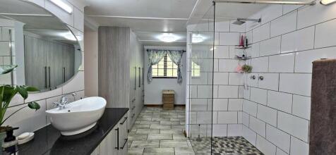 Main Bedroom: En-Suite Bathroom