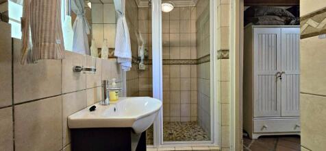 2nd Bedroom: En-Suite Bathroom