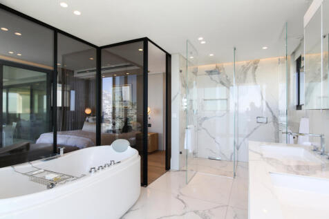 Main En-Suite