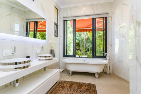 Master En-suite Bathroom