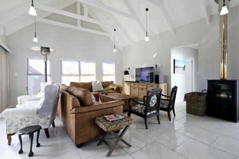 OPEN PLAN LOUNGE