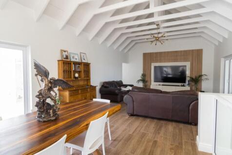 OPEN PLAN LIVING AREA