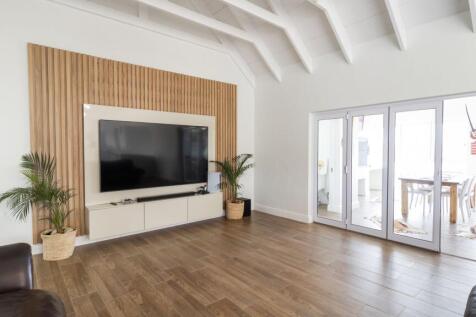 OPEN PLAN LIVING AREA