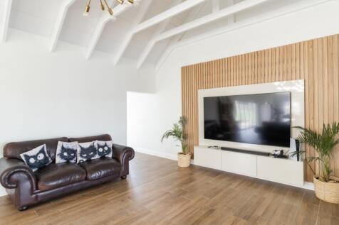 OPEN PLAN LIVING AREA