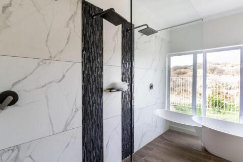 MAIN BEDROOM EN-SUITE