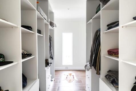 WALK IN CLOSET