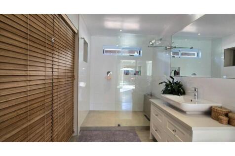 Main: En-Suite Bathroom