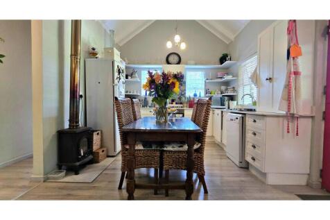 Cottage: Dining Area / Kitchen