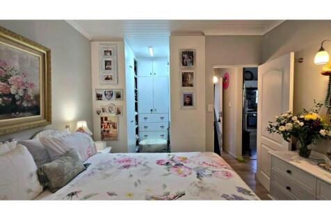 Cottage: Bedroom with Walk-in-Closet