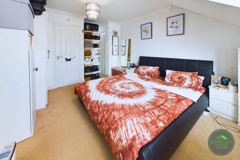 Master Bedroom (2)