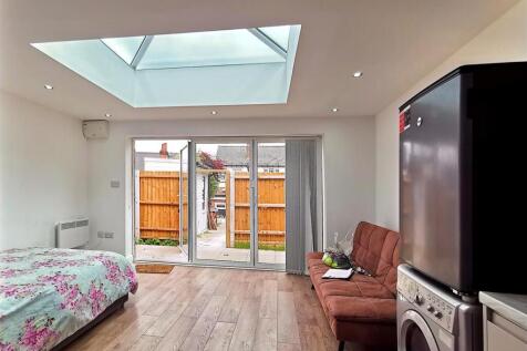 adv pics 40 colebank Rd 23.5.25_3.jpg