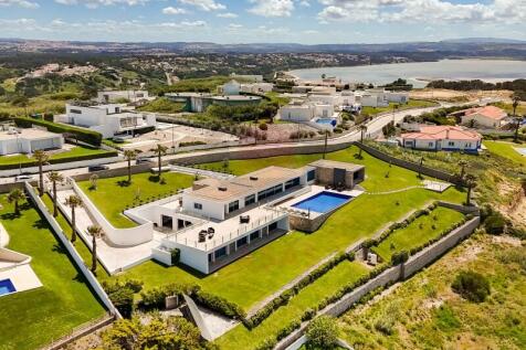villa with sea views in Foz do Arelho