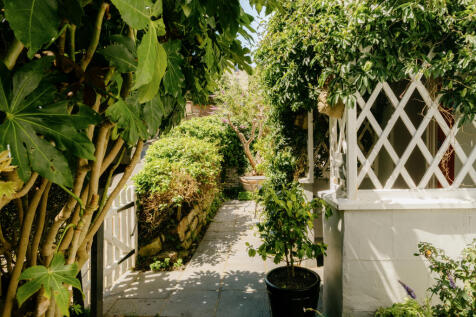 Croft-Hastings-WestHillCottage-Exterior-11