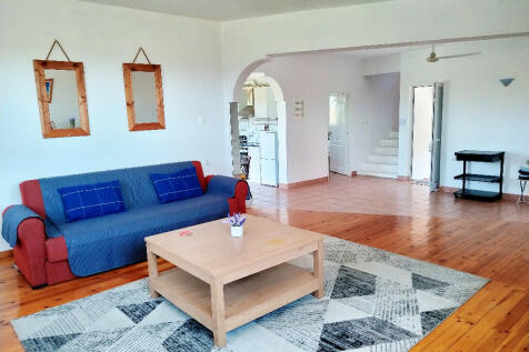 Spacious Lounge 1