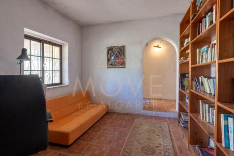 Bedroom 2 / Study