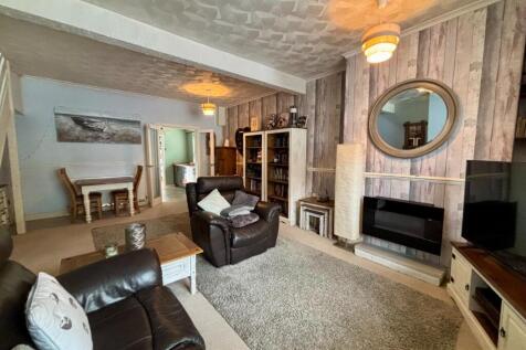 LIVING ROOM (3).jpg