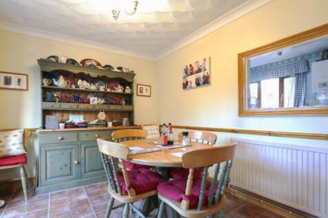 DINING ROOM (2).jpg