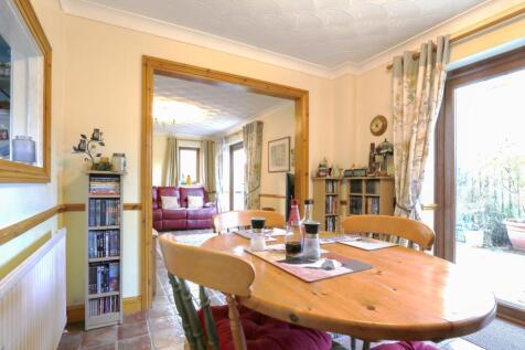 DINING ROOM (4).jpg