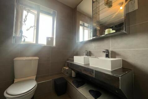 main bathroom 1.jpg