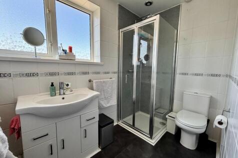 SHOWER ROOM 1.jpg