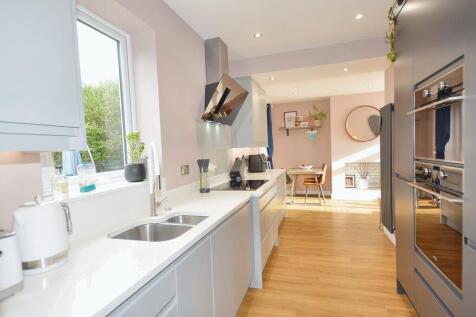 Fully Fitted Kitc...