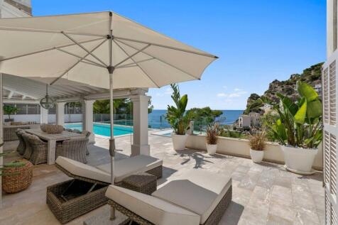 04-port andratx-Hamptons-Style Sea-View Beach House-kaufen-sonnenschirm