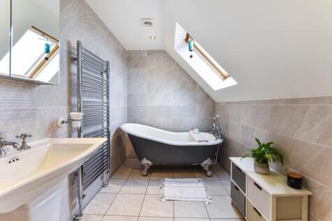 En-Suite Bathroom to Master Bedroom