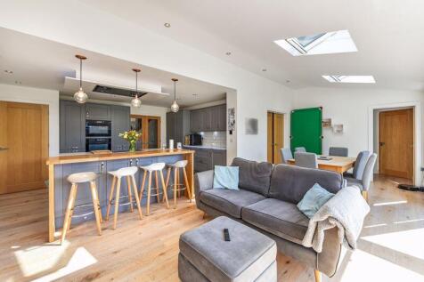 Extended Family &amp; Dining Room 