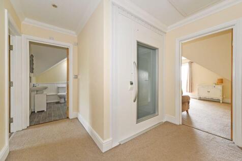 Top Floor Landing With Lift