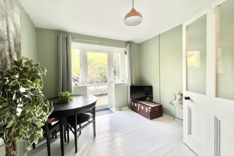 Bedroom/Dining Room