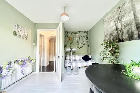 Bedroom/Dining Room
