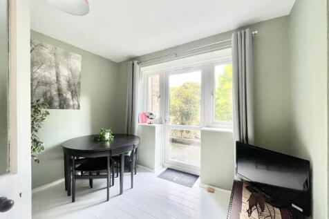 Bedroom/Dining Room