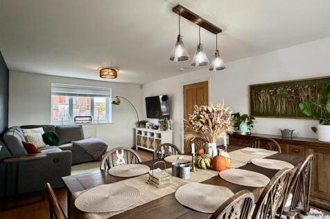 Spacious lounge/dining room