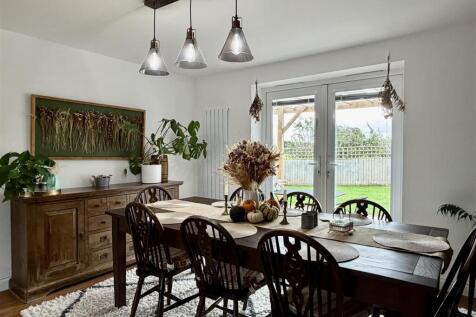 Spacious lounge/dining room