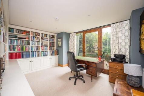 Bedroom / Study