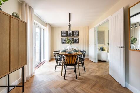 Enjoy meal times in view of the garden.