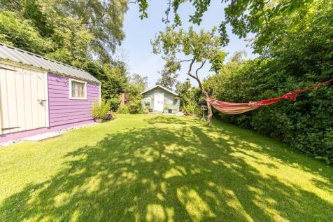 Private garden, shed and summerhouse