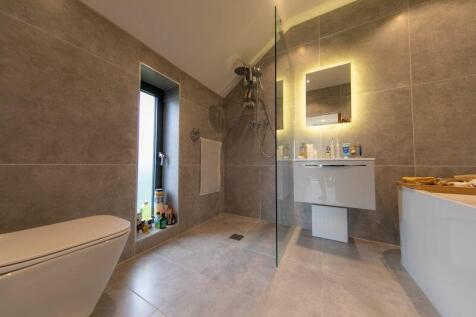 Master bedroom en-suite