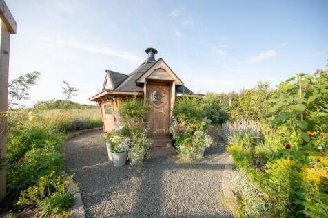 Scandinavian lodge with fire pit
