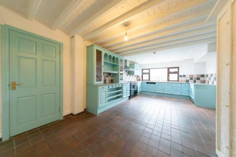 Kitchen &amp; dining room