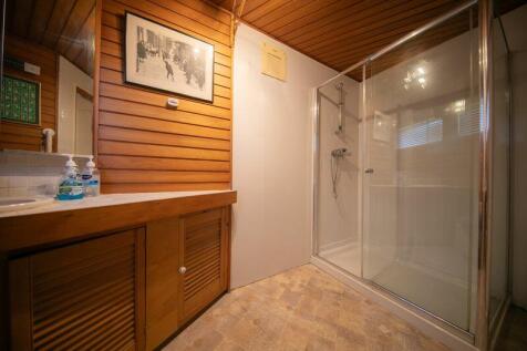 Bedroom 1 en-suite