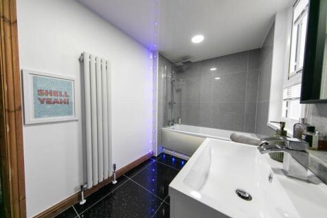 Bedroom 1 en-suite bathroom