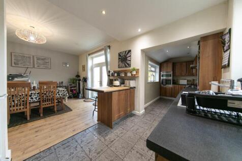 Kitchen &amp; dining room