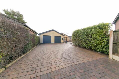 Double garage &amp; driveway