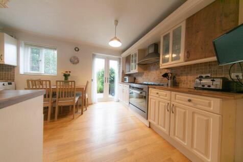 Kitchen &amp; dining space