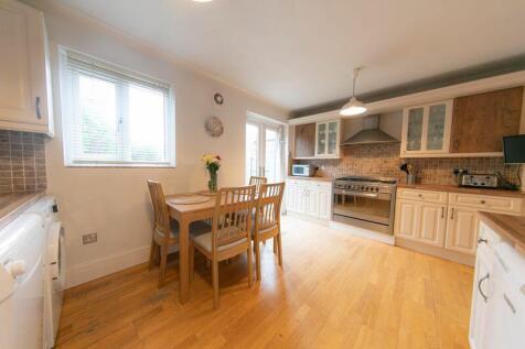 Kitchen &amp; dining space