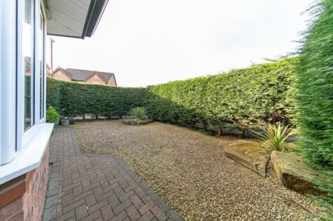 Private side garden